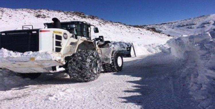 Iğdır’da ekiplerin karla mücadelesi devam ediyor