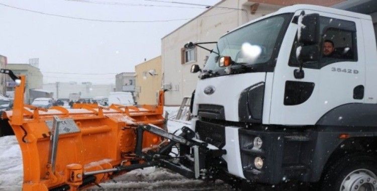 Belediye Başkanı Arı, kar küreme aracı ile yolları açtı