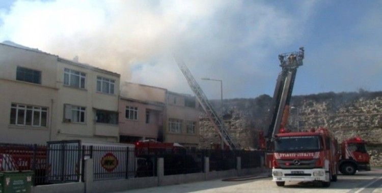 Fatih’te madde bağımlısı genç evi yaktı