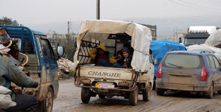 İdlib'den Türkiye sınırına doğru göç devam ediyorlar