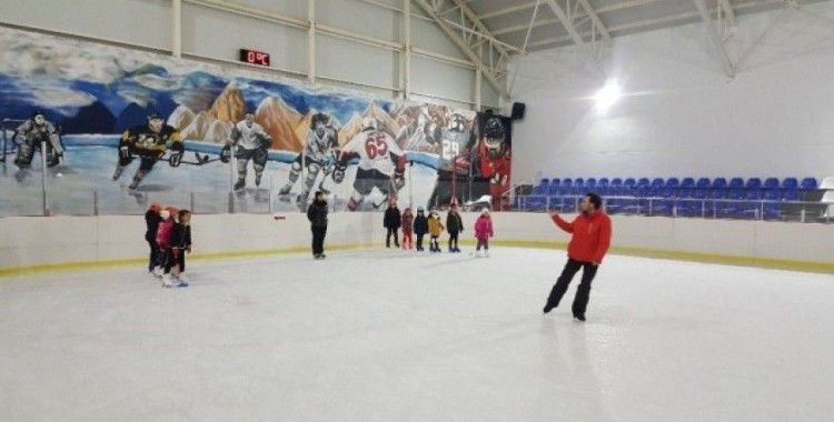 Ecevit’in adını taşıyan buz sporları salonu ilgi görüyor