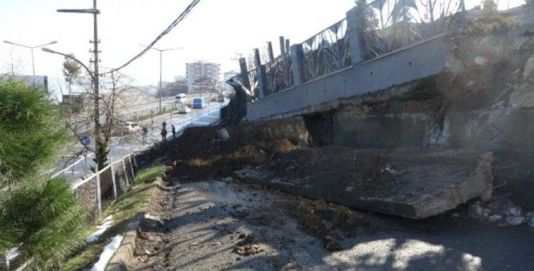 Trabzon'da karayolunun duvarı çöktü