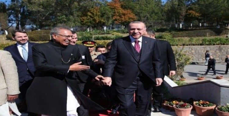Cumhurbaşkanı Erdoğan, cuma namazını Pakistanlı mevkidaşı ile kıldı