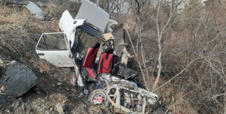 Ankara'da şarampole uçan araç paramparça oldu: 2 yaralı
