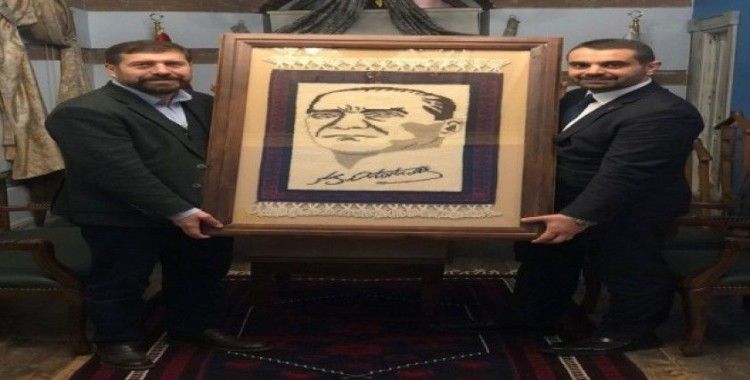 Atatürk portresi işlenmiş Yağcıbedir halısı Bal-Kes’e gelir olacak