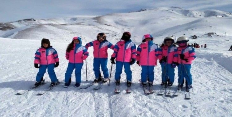 Gümüşhane’de kurtuluşa özel kayak yarışmaları yapıldı