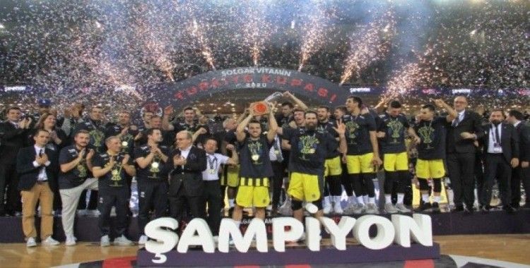 Fenerbahçe Beko Türkiye Kupası’nı kaldırdı