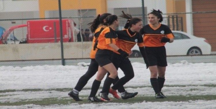 Kadınlar Futbol Ligi: Anadolu Yıldızları: 4 - Mezitli Mercanspor: 1