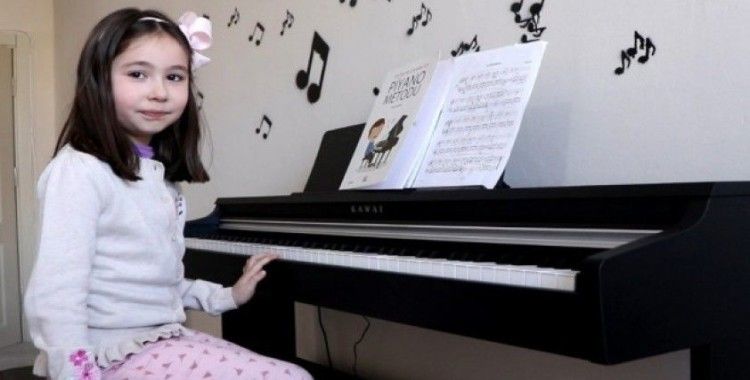 Yedi yaşında 6 aylık çalışma ile piyano çalıyor