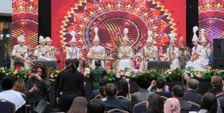 Kazakistan'da geleneksel halk müzik grubu aralıksız 75 ezgi çaldı
