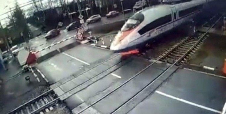 Rusya'da hızlı tren yayaya çarptı