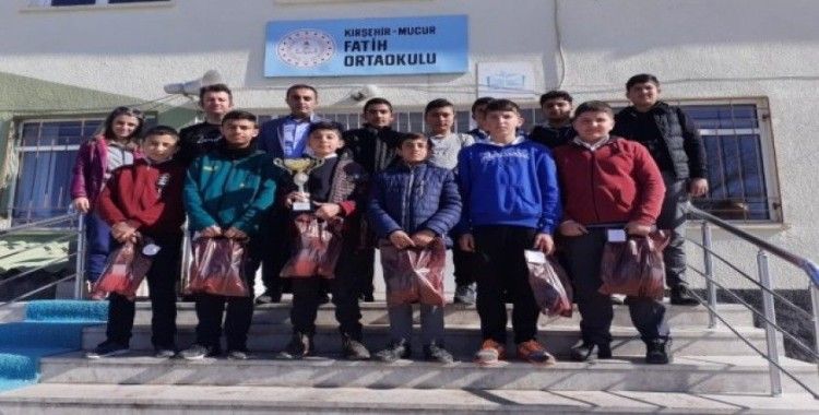 Voleybol turnuvası birincisi çocuklar Yozgat müsabakalarına vize aldı