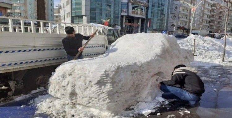 Hakkarili gençler kardan araba yaptı