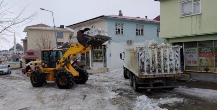 Karlıova’da karla mücadele sürüyor