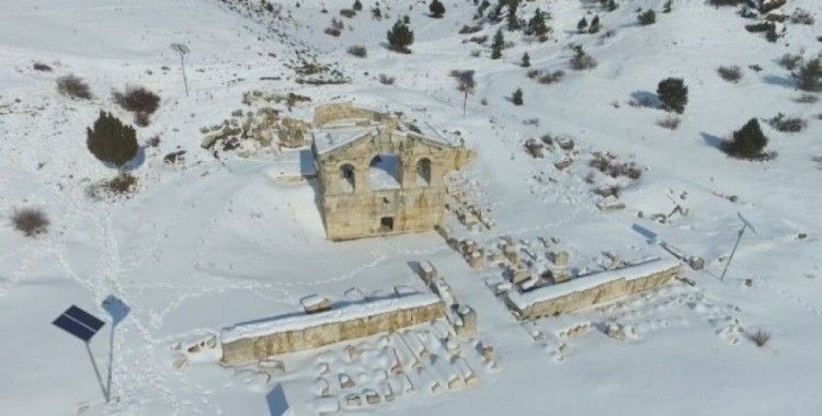 Adana’nın kuzey ilçesinde eşsiz kar manzarası havadan görüntülendi