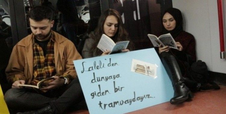 Tramvayda kitap okuyarak farkındalık oluşturdular