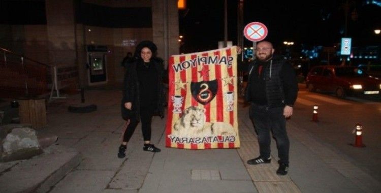 Galatasaray taraftarları galibiyeti doyasıya kutladı