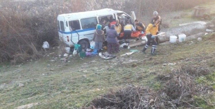 Manisa'da işçi servisi ile otomobil çarpıştı: 13 yaralı