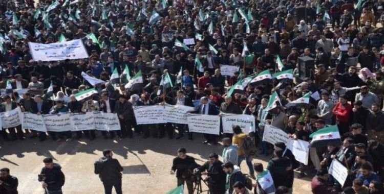 Suriyeliler Beşşar Esad'ı protesto etti