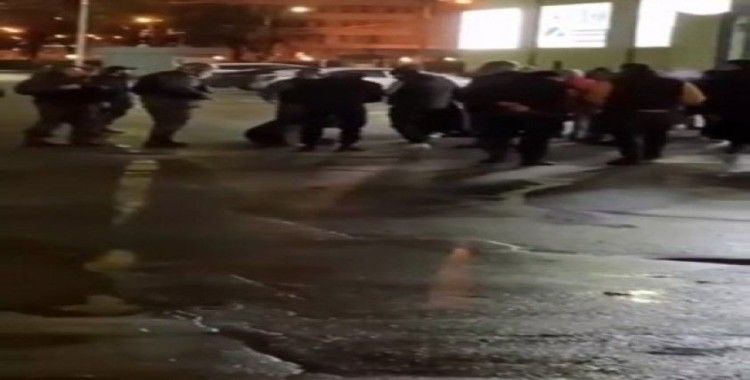Rus polisi sokak dövüşünü engellemek yerine kavgacı gruplarla beraber izledi