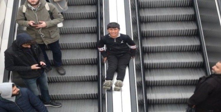 (Özel) Taksim Metro’da çocukların tehlikeli oyunu kameraya yansıdı