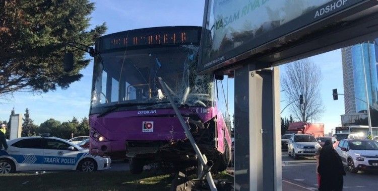 Ataşehir'de feci kaza: İstanbul Otobüs AŞ'ye ait otobüs ile otomobil çarpıştı