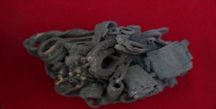 İzmir'de yaklaşık 4 bin 500 yıllık gümüş takı bulundu