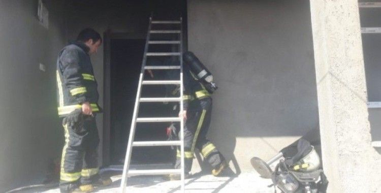 Erciş’te ev yangını: 4 kişi dumandan etkilendi