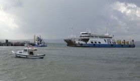 Karaya oturan feribotu kurtarma çalışmaları için fırtınanın etkisini kaybetmesi bekleniyor