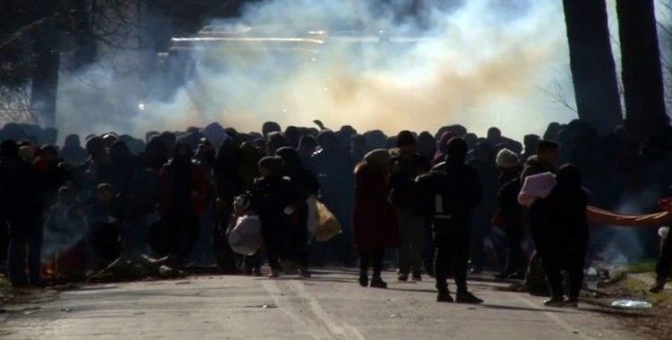 Yunanistan'dan mültecilere gaz bombasıyla müdahale