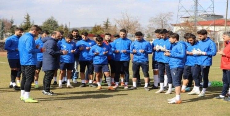 Nevşehir Belediyesporlu futbolculardan antrenman öncesi Mehmetçik için dua