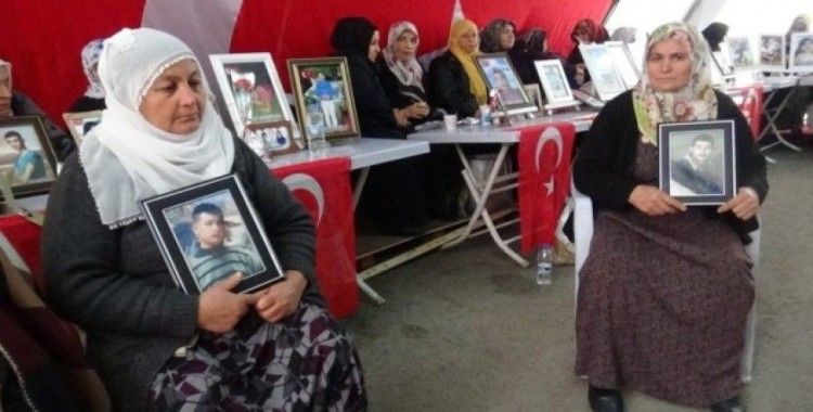 Diyarbakır'da HDP önünde evlat nöbetine iki aile daha katıldı