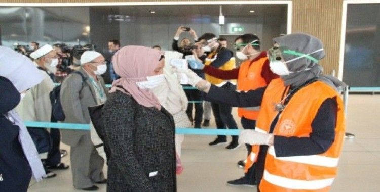Umreden dönen Türk yolcular, sağlık taramasından geçirildi