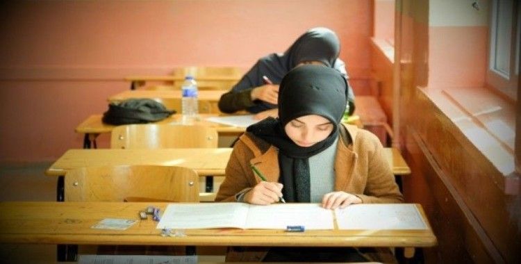 Erzincan’da üniversite öğrencileri umreye gidebilmek için ter döktü