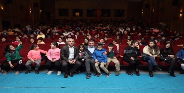 Başkan Şayir, çocuklarla tiyatroda buluştu