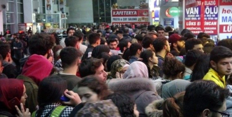 Sivas’ta tatili duyan öğrenciler bilet satış noktalarına akın etti