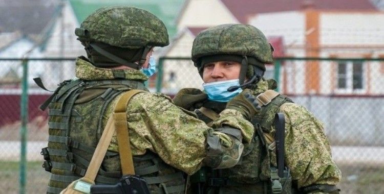 Rus askerleri koronavirüsüne karşı maske kullanmaya başladı