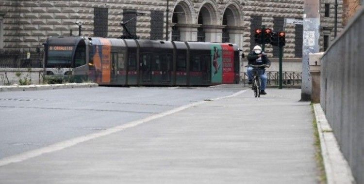 Karantinadaki İtalya'da evinden çıkamayan halk pencerelerde şarkı söylüyor