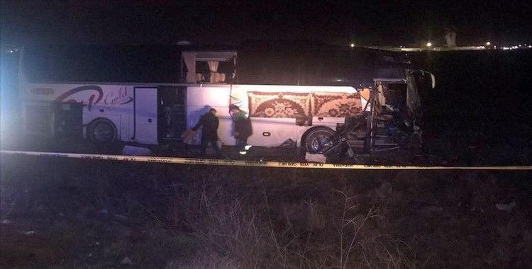 Aksaray'da bir yolcu otobüsü tıra çarptı: 44 yaralı