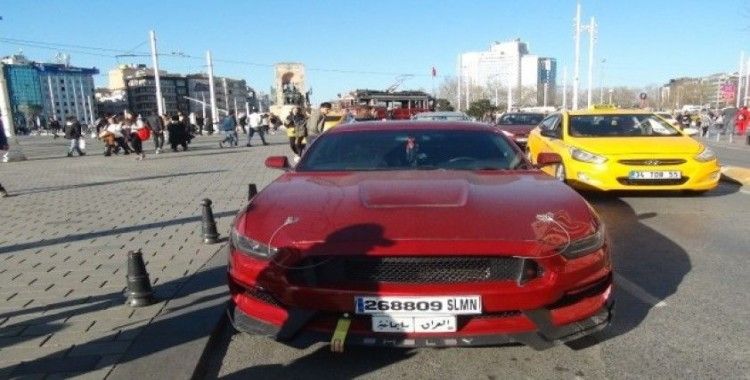 (ÖZEL) Taksim’de lüks aracının egzozundan susturucuyu çıkaran adama para cezası