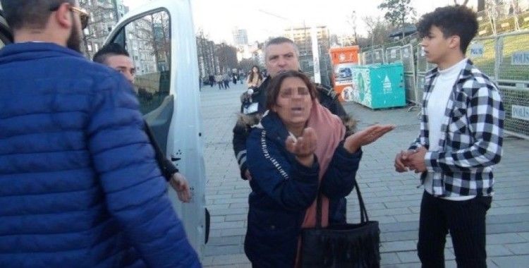 (Özel) Taksim’de yürüyen merdivende cüzdan hırsızlığı