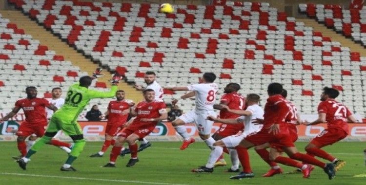 Süper Lig: Antalyaspor: 0 - Sivasspor: 0 (İlk yarı)