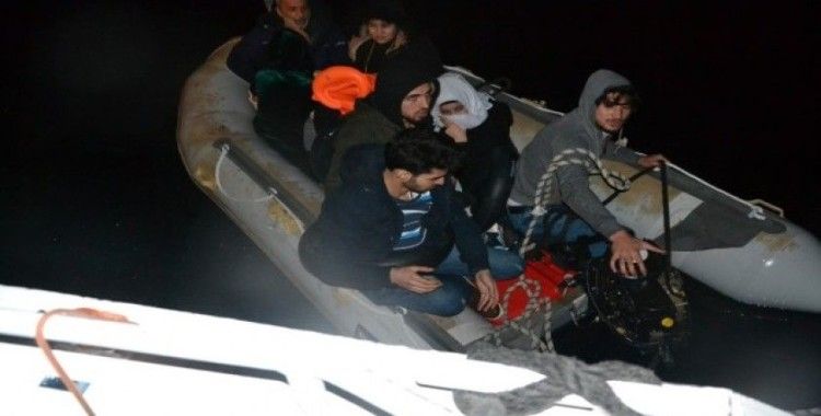 İzmir'de motoru bozulan bottaki 9 göçmen kurtarıldı