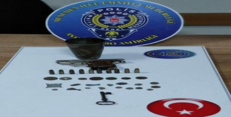 İzmir'de tarihi eser kaçakçıları yakalandı: 26 parça tarihi eser ele geçirildi