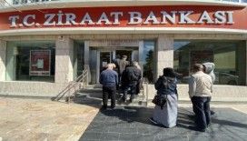 Düzce’de bankalar virüs tedbirleri kapsamında tek tek müşteri alıyor