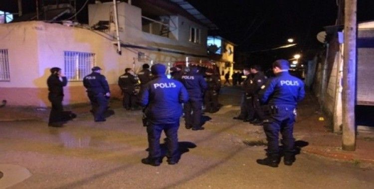 Ceyhan’da 2 kişi sokak ortasında vuruldu