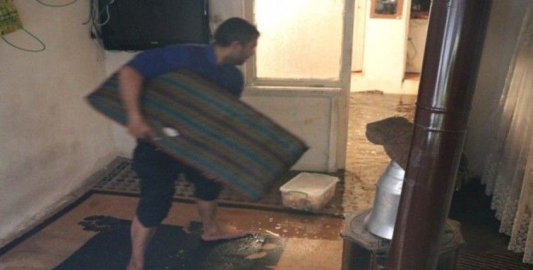 Şiddetli yağış nedeniyle evini su bastı