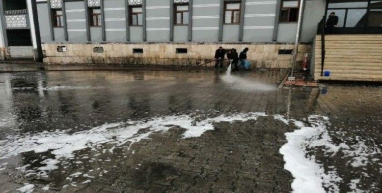 Çaldıran Belediyesi cadde ve sokakları sabunlu suyla yıkadı