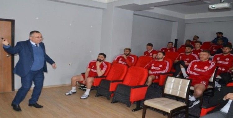 Sivasspor'da futbolculara koronavirüs eğitimi verildi