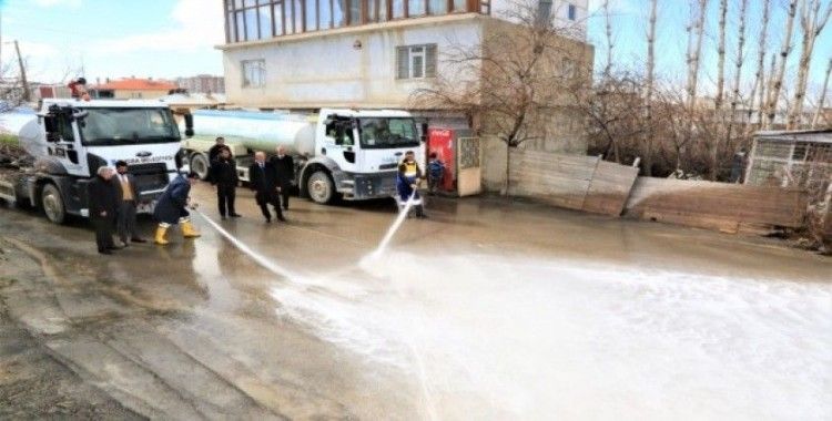Tuşba Belediyesi yolları sabunlu suyla dezenfekte ediyor